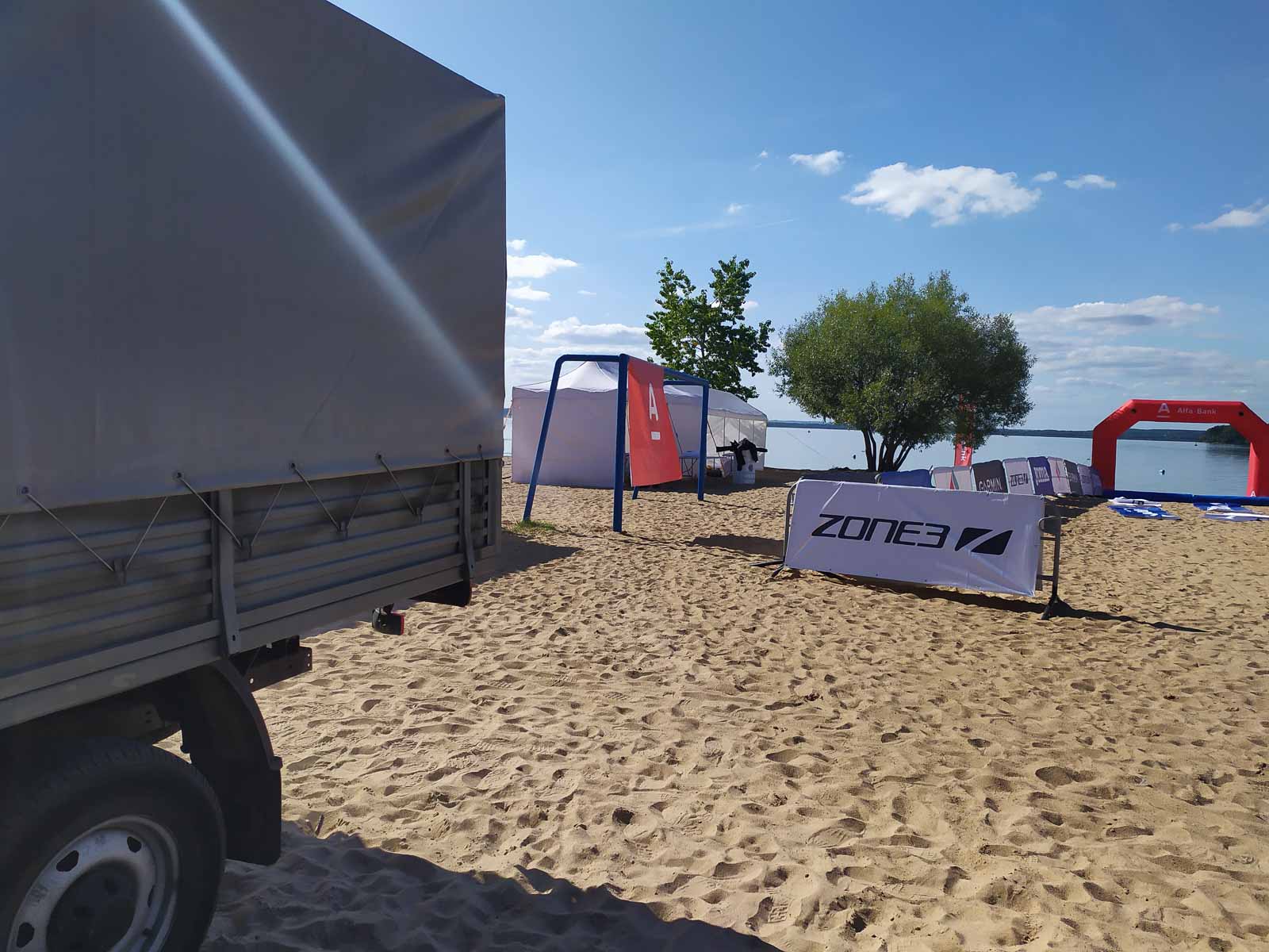 Наши шатры на спортивном мероприятии на берегу Минского Моря